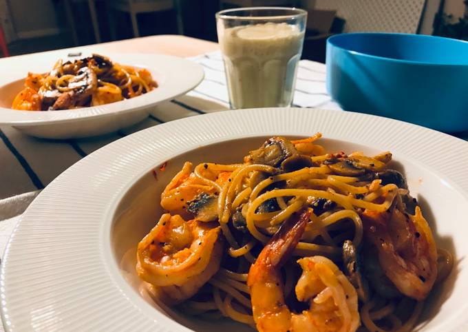 Steps to Make Delicious Simple King Prawn, Garlic &amp; Chili Pasta (with head of prawns stock)🦐