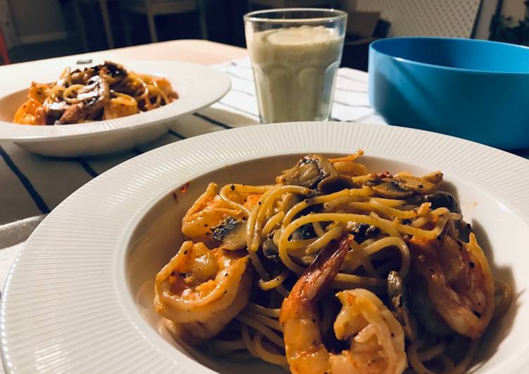 Step-by-Step Guide to Prepare Award-winning Simple King Prawn, Garlic &amp; Chili Pasta (with head of prawns stock)🦐