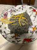 Risotto in busta al nero di seppia con vongole e zest di limone