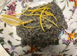 Foto di Risotto in busta al nero di seppia con vongole e zest di limone