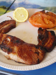 Una foto de Secreto con panceta, limón y tomate