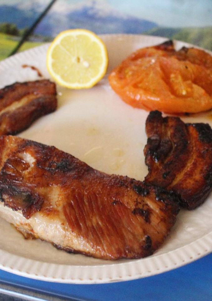 Una foto de Secreto con panceta, limón y tomate
