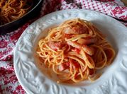 Una foto di spaghetti all'amatriciana