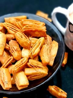 लेयर्ड आटा मसाला मठरी (layered atta masala mathri recipe in Hindi) रेसिपी मुख्य फोटो