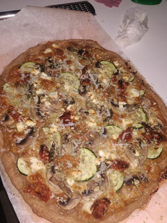 Una foto de Pizza de espelta integral con calabacín, queso feta... etc