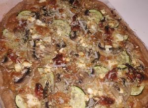 Una foto de Pizza de espelta integral con calabacín, queso feta... etc
