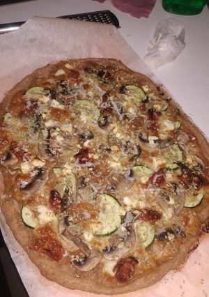 Una foto de Pizza de espelta integral con calabacín, queso feta... etc