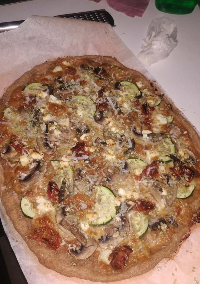 Una foto de Pizza de espelta integral con calabacín, queso feta... etc