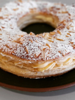 Una foto de Corona de hojaldre y crema pastelera