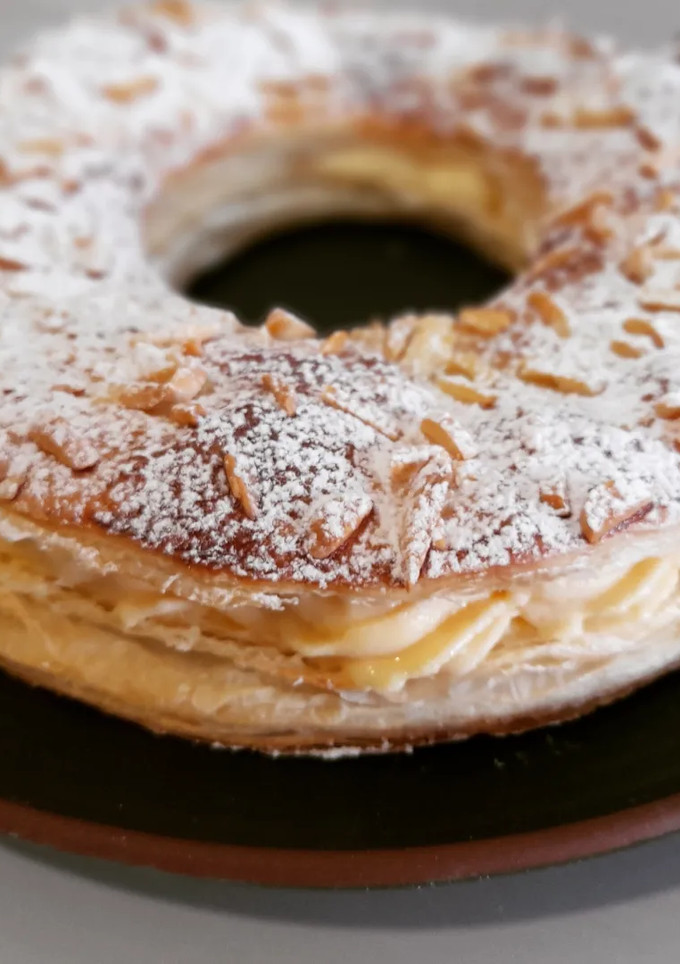 Una foto de Corona de hojaldre y crema pastelera