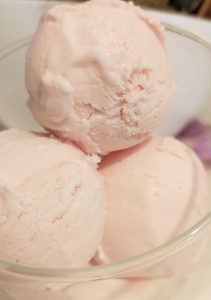 Une photo de Crème glacée à la rose sans Sorbetiere