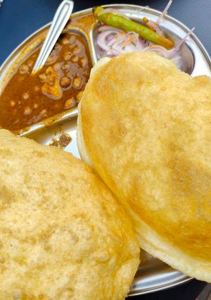 पंजाबी छोले भटूरे (Punjabi Chole Bhature in Hindi) रेसिपी मुख्य फोटो