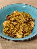 Sartén de fideos con calamares y langostinos al ajo negro