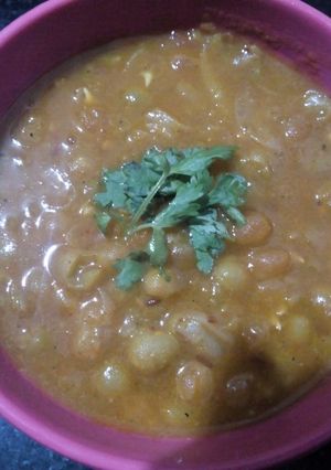 A picture of Chatpate hare matar.