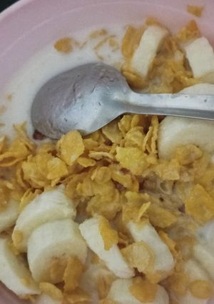 Una foto de Zucaritas con leche, Plátano 🍌y mermelada de fresa 🍓😍😍