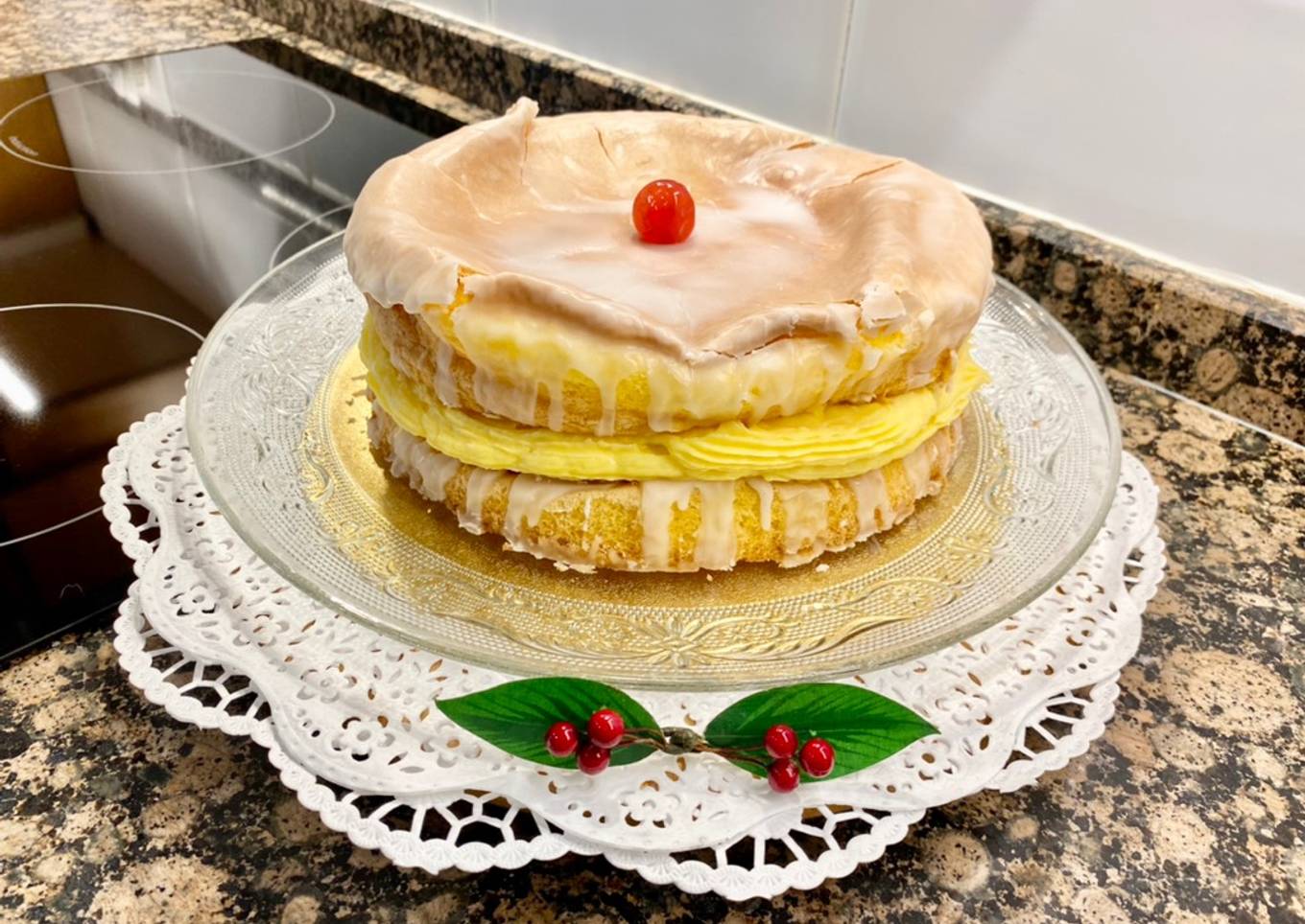 Pastel de yemas relleno con crema pastelera