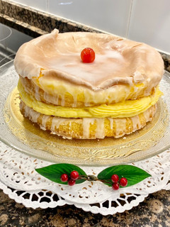 Una foto de Pastel de yemas relleno con crema pastelera