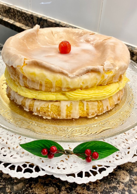 Una foto de Pastel de yemas relleno con crema pastelera