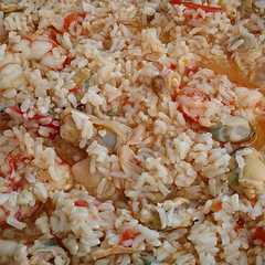 Una foto de Arroz integral con frutos de mar 🦐🦑🐚🦀