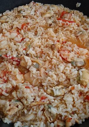 Una foto de Arroz integral con frutos de mar 🦐🦑🐚🦀