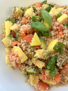 Una foto de Ensalada de cous cous de espelta con mango