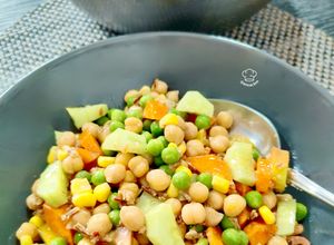 Foto principal de Ensalada vegetal de garbanzos con alficoz