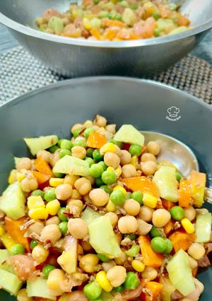 Una foto de Ensalada vegetal de garbanzos con alficoz