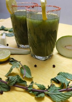 કાચી કેરી અને ફુદીના નુ શરબત (Kachi Keri Pudina Sharbat Recipe In Gujarati) રેસીપી મુખ્ય ફોટો