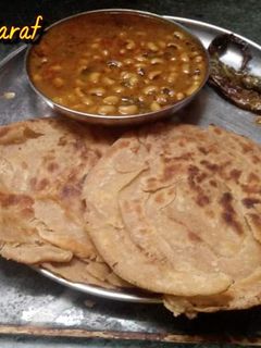 अक्खे चवले और खस्ता पराठे (Akhe chawle aur khasta parathe recipe in hindi) रेसिपी मुख्य फोटो