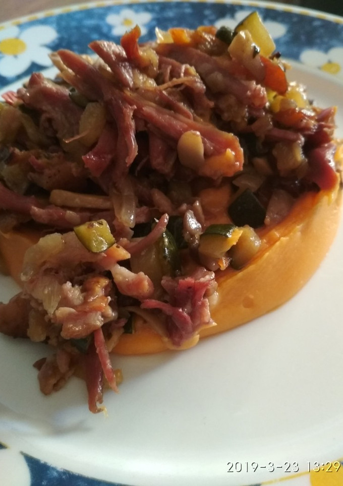 Una foto de Timbal de Confit de pato con verduritas y crema de boniato