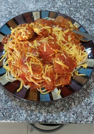 A picture of Spagetti and Meatballs.
