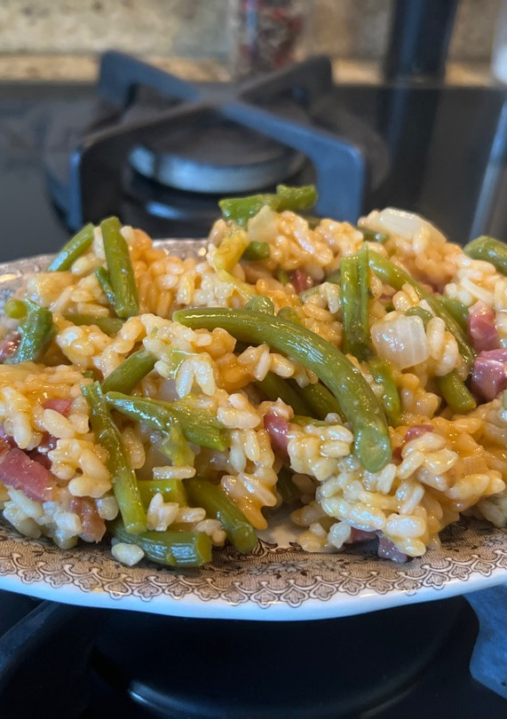 Una foto de Risotto de espárragos, gambas y Jamón