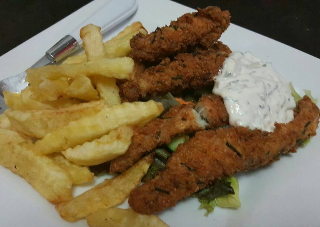 Fish fingers with fries and tartar sauce