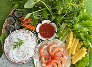 Hình của món Mâm Cuốn Tôm Thịt Rau Rừng.