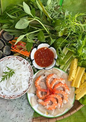 Hình của món Mâm Cuốn Tôm Thịt Rau Rừng.