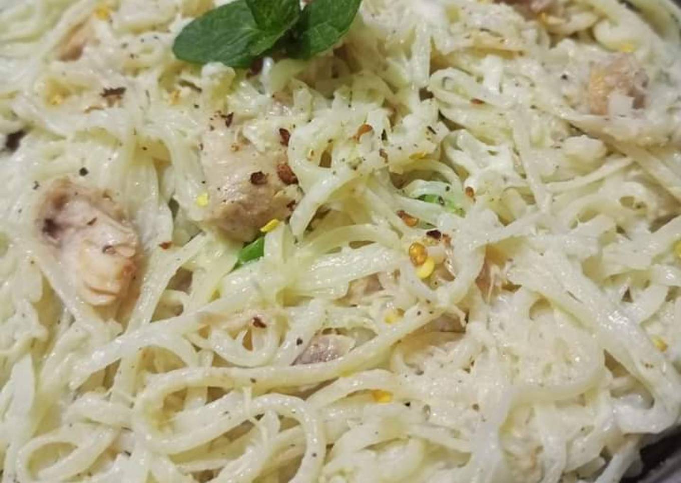 Chicken cheese While sauce pasta spegheti