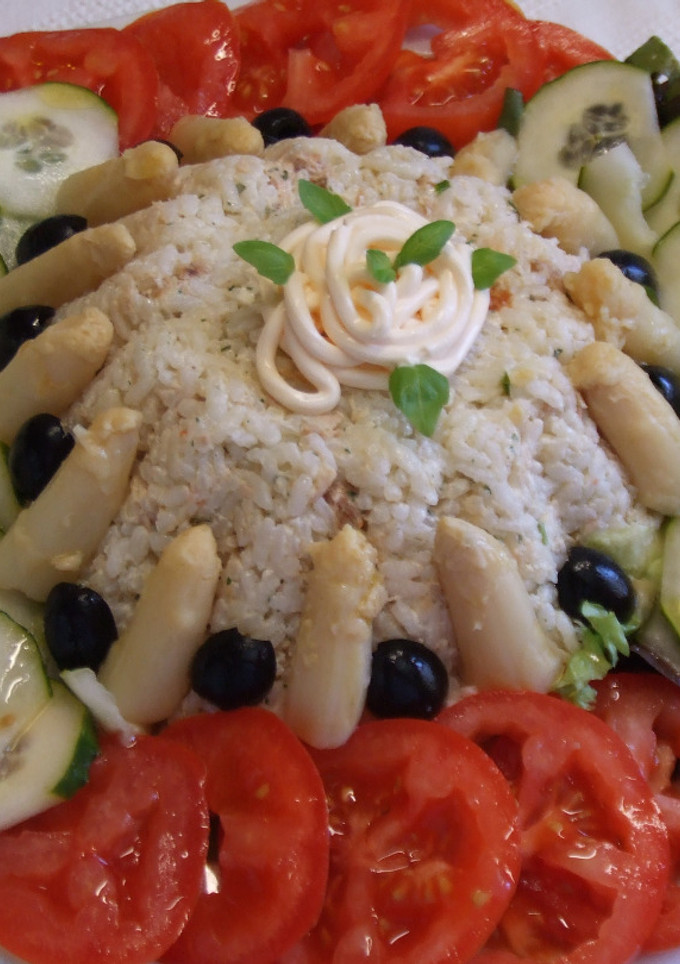 Una foto de Arroz moldeado frío con atún y mayonesa