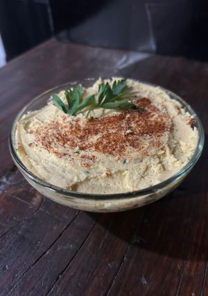 Una foto de Hummus casero con procesadora/batidora