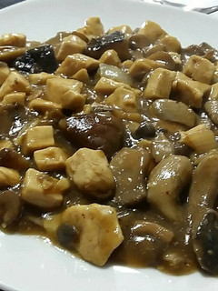Una foto de Tofu con pollo y setas