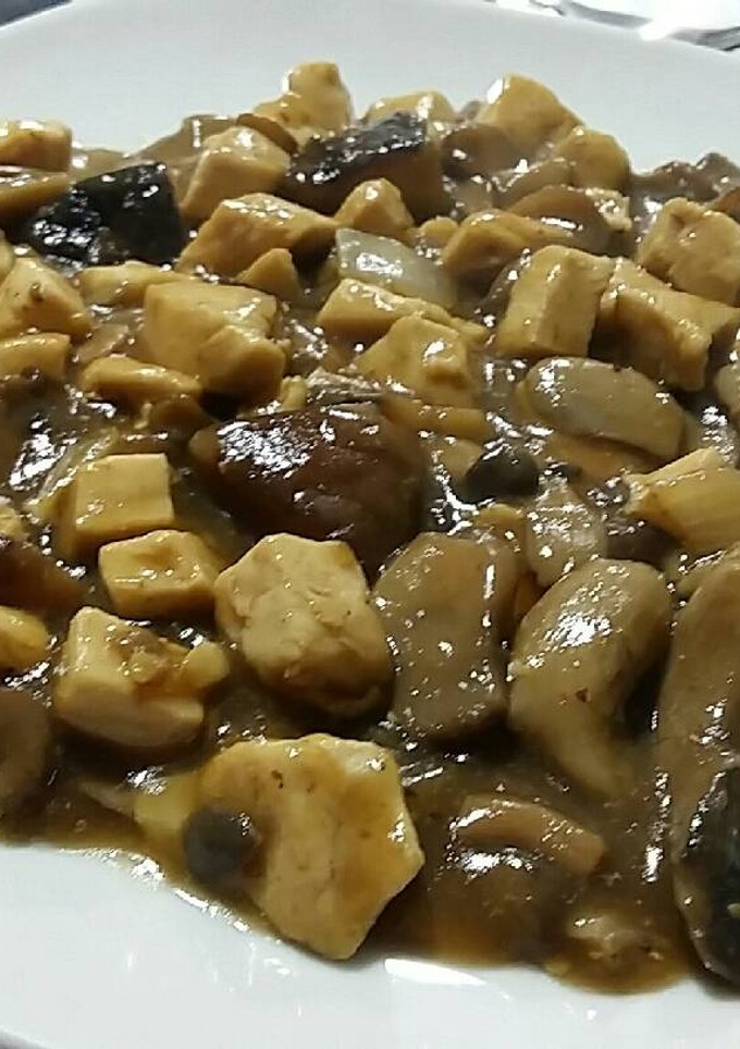Una foto de Tofu con pollo y setas
