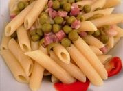 Una foto di pasta piselli e pancetta