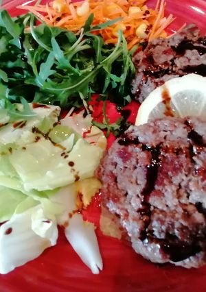 Foto di Hamburger genuini fatti in casa🍔🥩🥕🥬🌽🍋