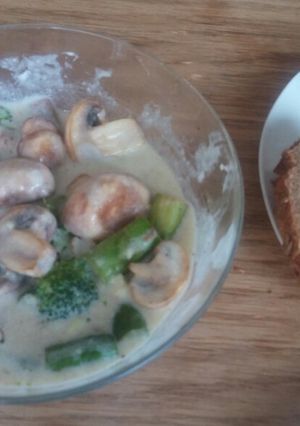 Una foto de Espárragos con hongos y brócoli rápidos