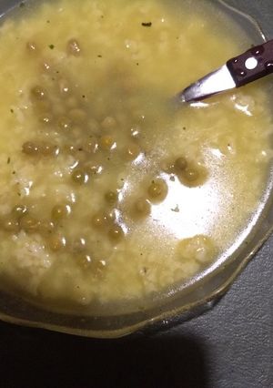 Una foto de Sopa de arroz integral y verduras 🐱🐈 veganisima