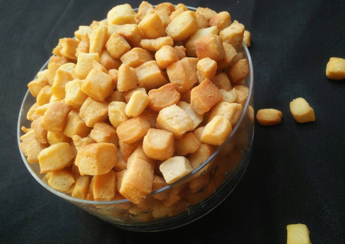 Crispy pomegranate seed shape snack