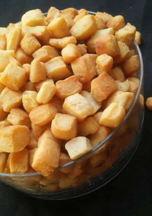 A picture of Crispy pomegranate seed shape snack.