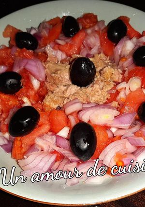 Une photo de Salade de tomate aux oignons