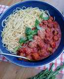Spaghettis con sencillas mini albóndigas y salsa de tomate