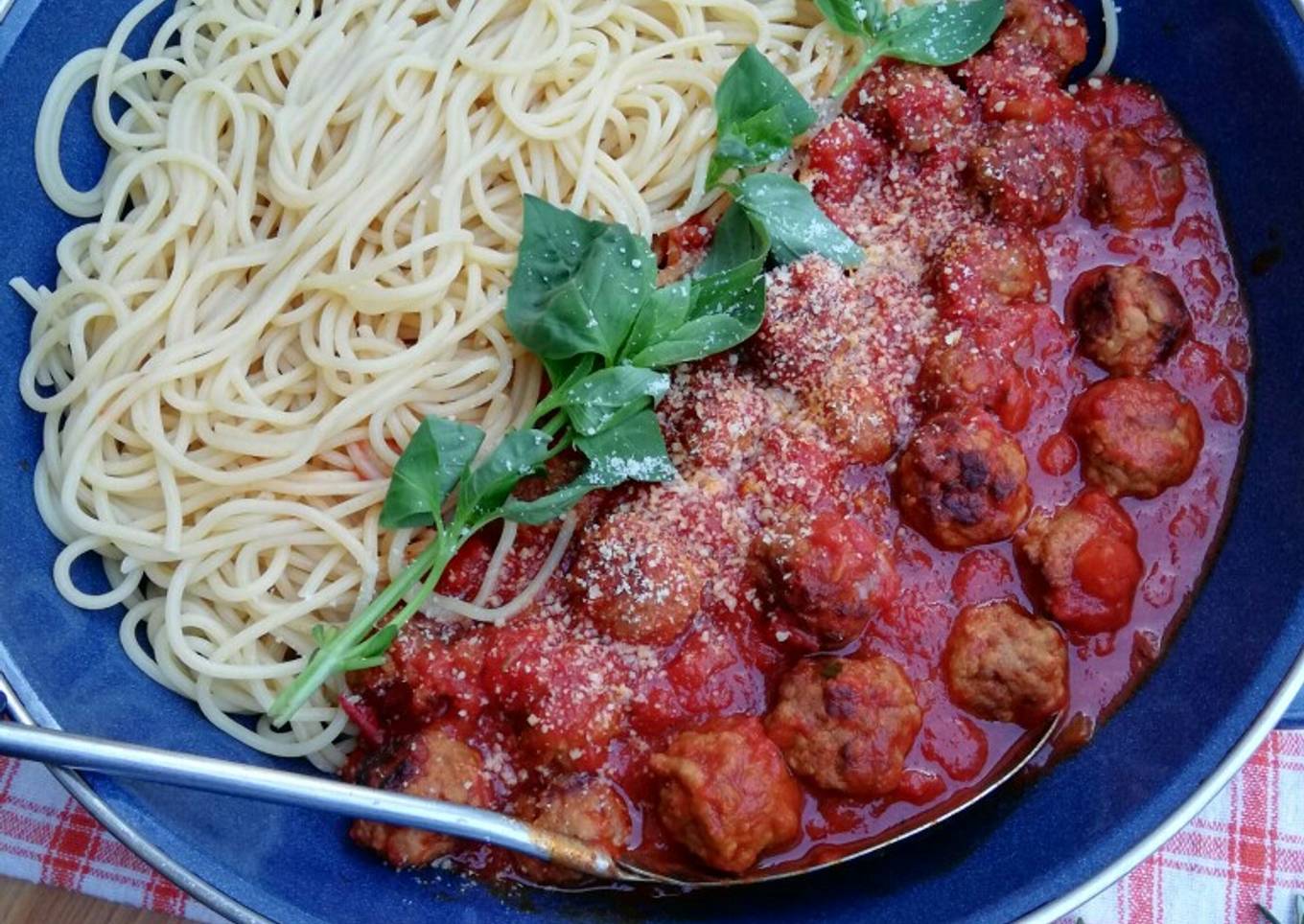 Spaghettis con mini albóndigas sencillas y salsa de tomate