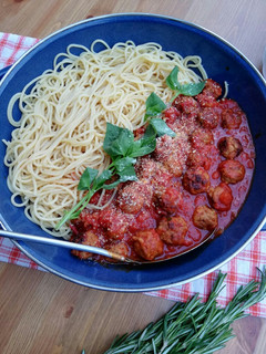 Una foto de Spaghettis con sencillas mini albóndigas y salsa de tomate